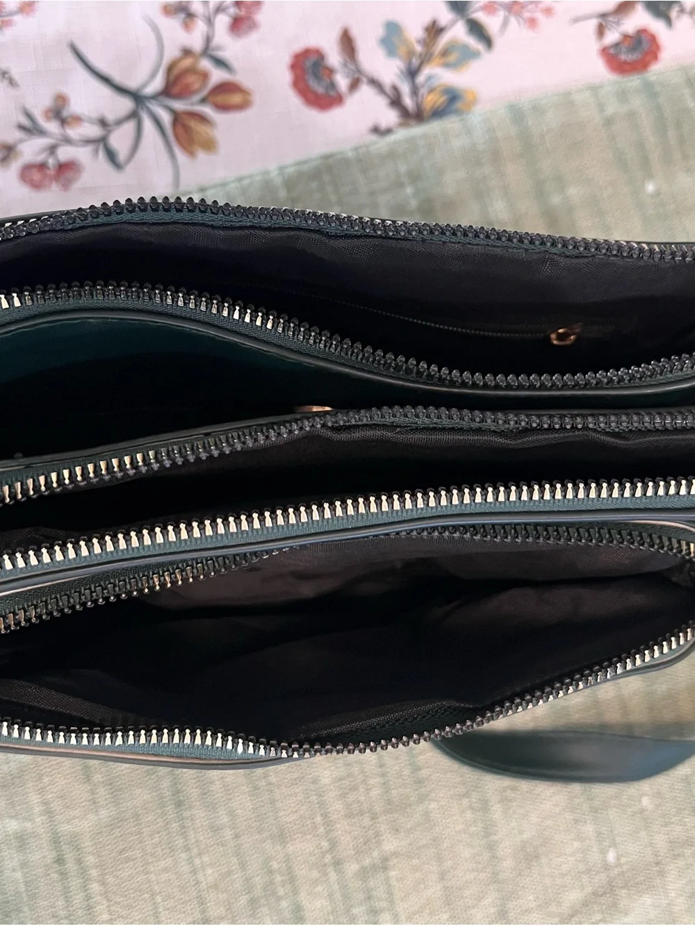 Elegant Dark Green Women's Crossbody Bag - Classic Leather Look